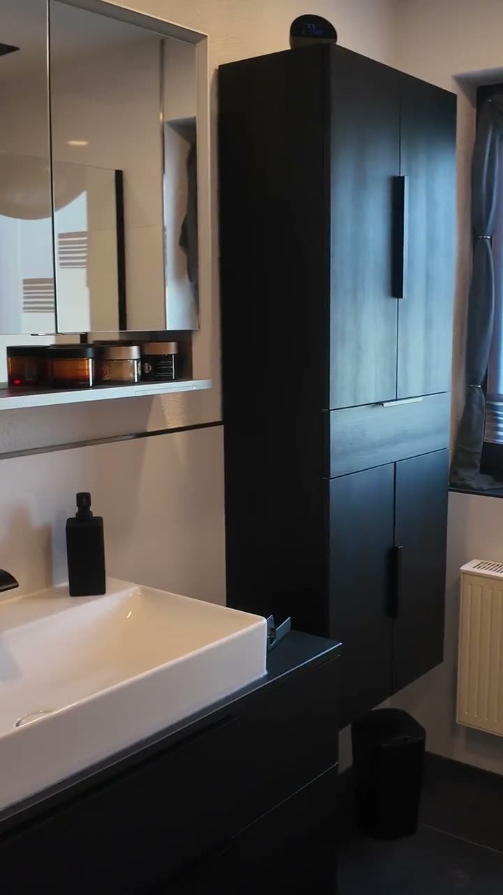 Vorschaubild des Videos: fertiges Badezimmer mit dunklem Hochschrank und Waschtisch